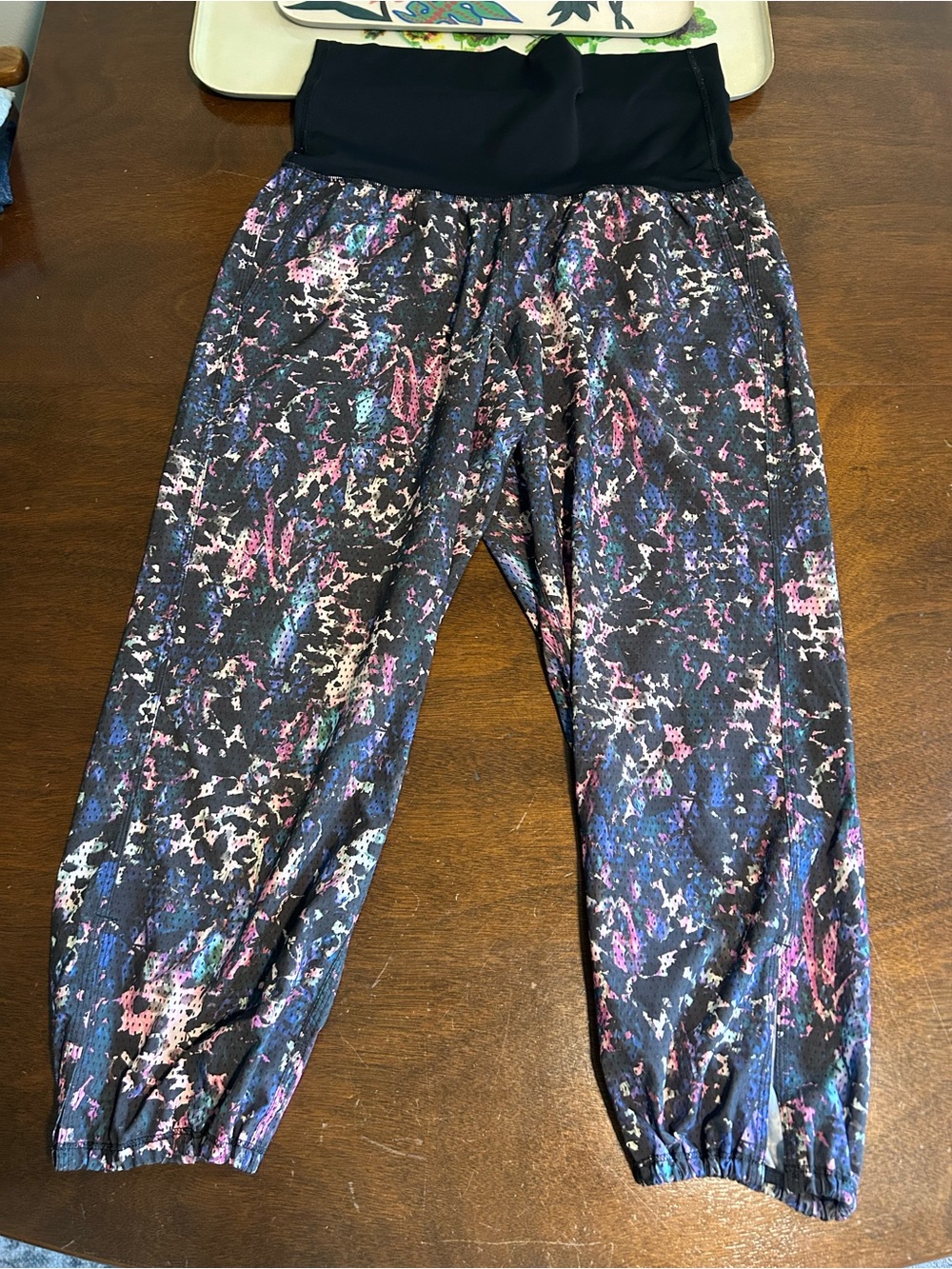 Lululemon women’s VINTAGE/2009 Black Multicolor Active Jogger Pants